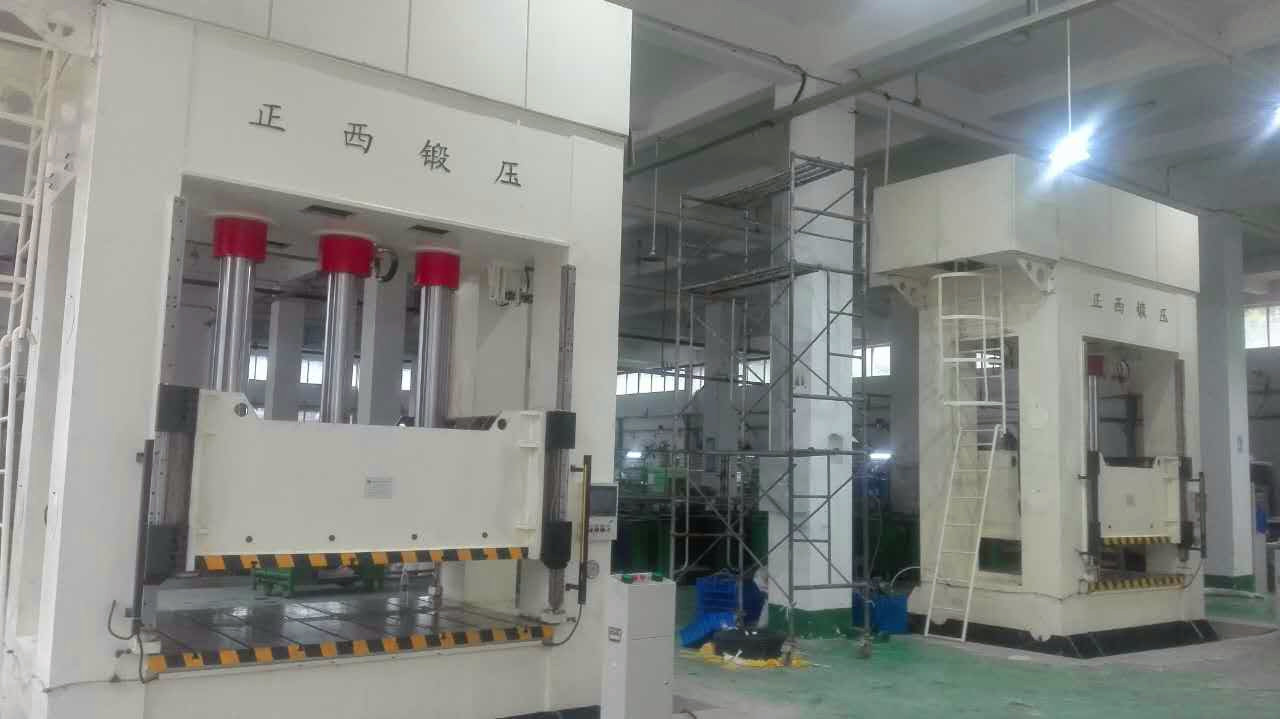 此批設備為重慶客戶一次性向我公司訂購的機器，在所有公司員工的努力下，我們在規(guī)定的時間內(nèi)向客戶交貨并調(diào)試完成。