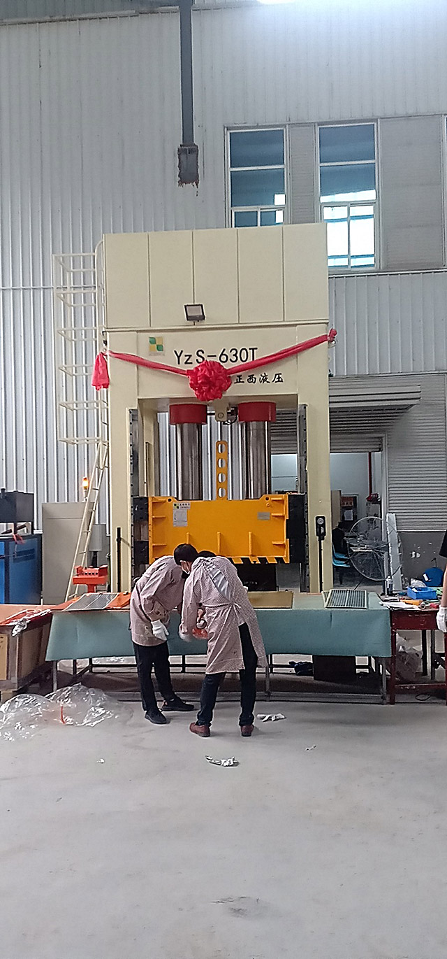 630噸框架式液壓機(jī)定制安裝圓滿(mǎn)成功，客戶(hù)相當(dāng)滿(mǎn)意