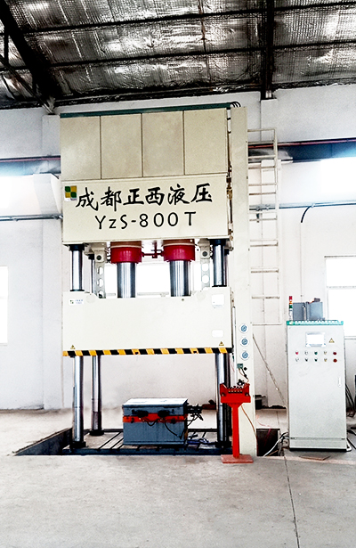 山東棗莊液壓機(jī)客戶定制的四柱液壓機(jī)800t，液壓機(jī)廠商成都正西圓滿交付使用