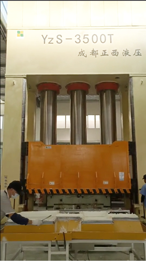 山東淄博液壓機需求客戶定制的3500噸框架液壓機圓滿交貨了，祝賀！